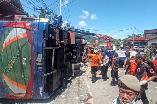 
					Rem Blong, Bus ALS Terguling di Padang Panjang: 12 Tewas