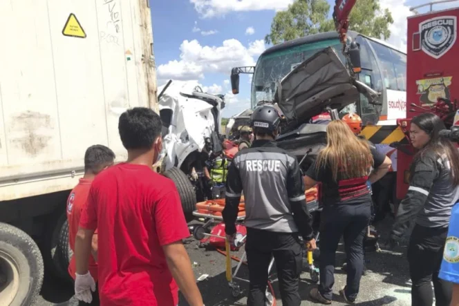 
					Bangkai bus yang menyeruduk antrean di gerbang tol di Filipina.