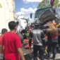 Bangkai bus yang menyeruduk antrean di gerbang tol di Filipina.