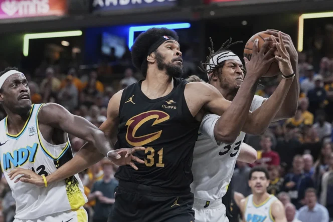 
					Center Cleveland Cavaliers, Jarret Allen (31) berebut bola dengan forward Indiana Pacers, Pascal Siakam (33) di gim 4 semifinal Wilayah Timur Playoff NBA 2025 hari Senin pagi WIB, 12 Mei 2025.