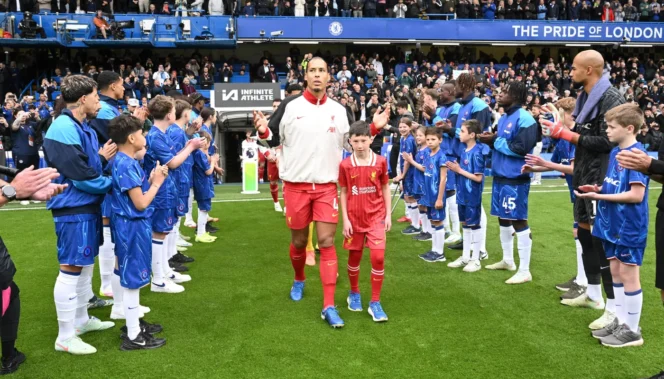 
					Chelsea berikan Guard of Honour kepada juara liga musim ini, Liverpool.