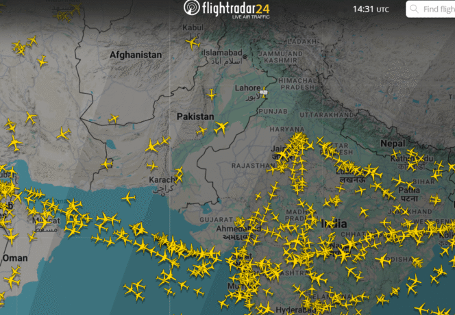 
					Dari data flightradar24 terlihat banyak maskapai penerbangan yang merubah rute dan menghindari wilayah udara Pakistan paska serangan udara dari India Rabu pagi (7/5/2025).