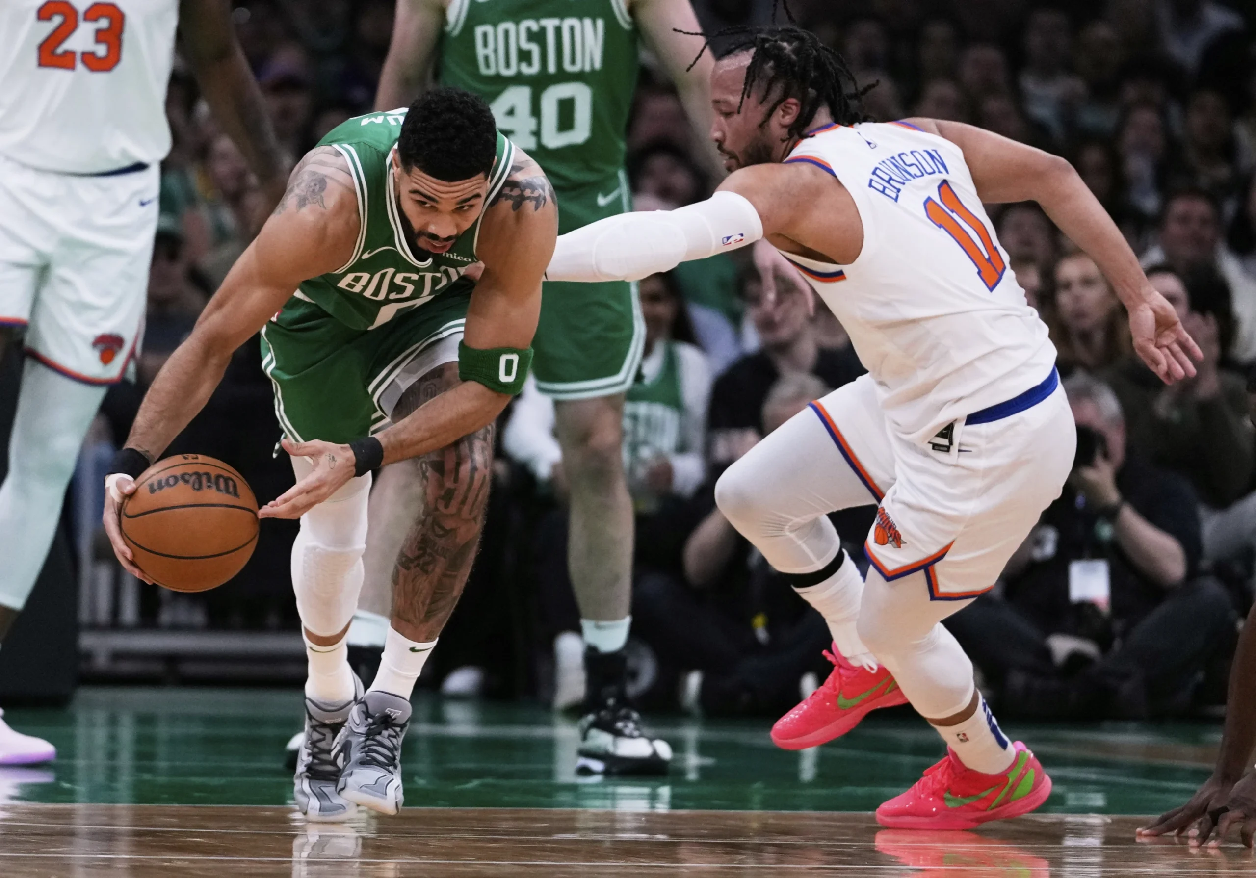 Forward Boston Celtics, Jayson Tatum, mengambil bola yang lepas dari guard New York Knicks, Jalen Brunson (11) pada pertandingan gim kedua semifinal wilayah timur NBA 2025.