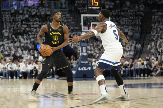 
					Forward Golden State Warriors, Jimmy Butler (10) menghadapi guard Minnesota Timberwolves, Anthony Edwards (5)