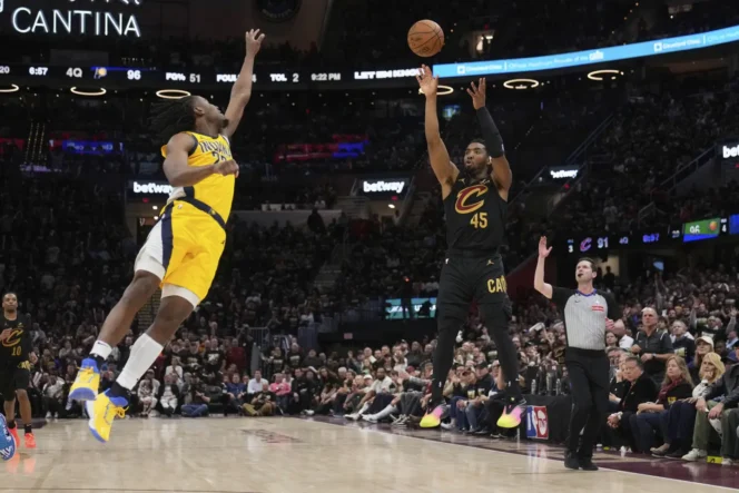
					Forward Indiana Pacers, Aaron Nesmith (kiri) mencoba menahan tembakan guard Cleveland Cavaliers, Donovan Mitchell (kanan) pada game 5 semifinal wilayah Timur Playoff NBA di Cleveland. Rabu pagi WIB, 14 Mei 2025.