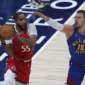 Forward Los Angeles Clippers, Derrick Jones Jr. (55) mencoba melewati center Denver Nuggets, Nikola Jokic (15) dalam pertandingan gim ke 7 playoff NBA 2025.