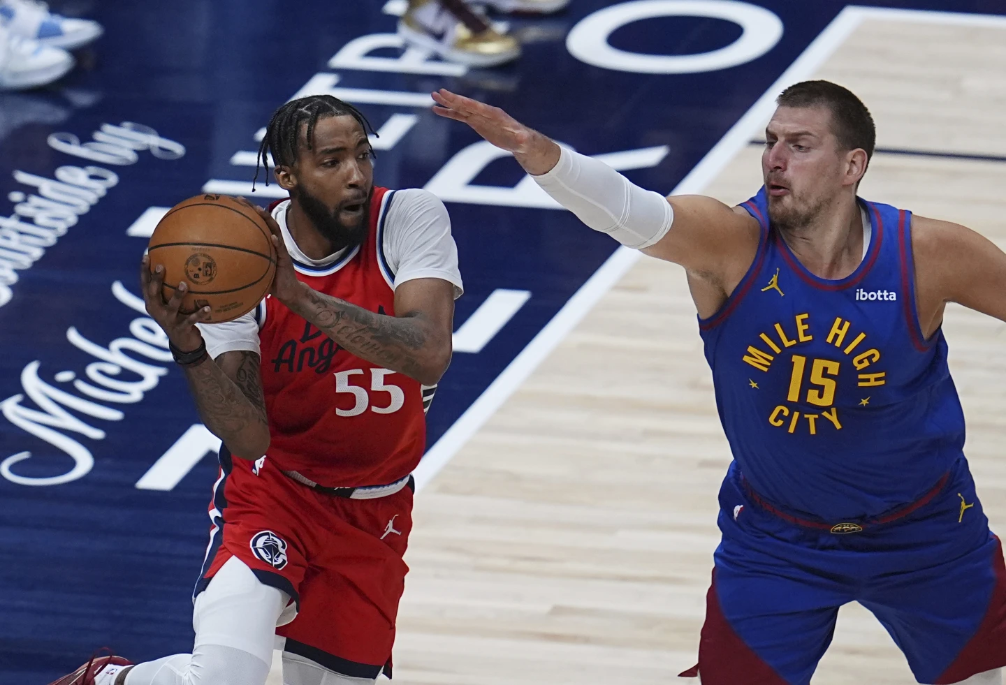Forward Los Angeles Clippers, Derrick Jones Jr. (55) mencoba melewati center Denver Nuggets, Nikola Jokic (15) dalam pertandingan gim ke 7 playoff NBA 2025.