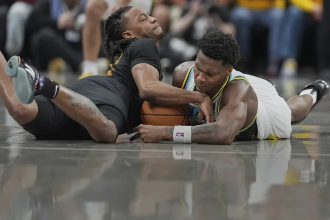 
					Guard Cleveland Cavaliers, Darius Garland (kiri) dan guard Indiana Pacers, Bennedict Mathurin (kanan) berebut bola di gim 3 semifinal wilayah timur, Sabt, 10 Mei 2025)