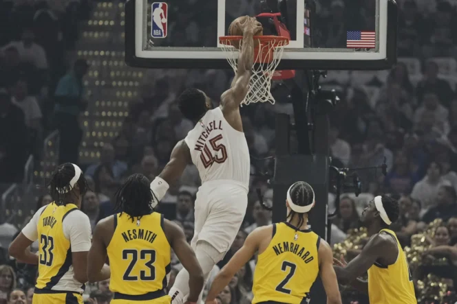 
					Guard Cleveland Cavaliers, Donovan Mitchell (45) melakukan dunk di depan pemain Indiana Pacers pada gim kedua semifinal wilayah timur NBA 2025.