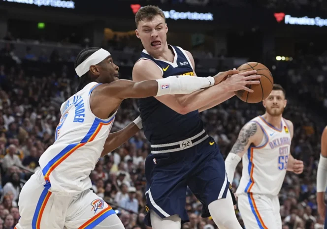 
					Guard Oklahoma City Thunder, Shai Gilgeus-Alexander (kiri) mencoba menahan laju guard Denver Nuggets, Christian Braun pada gim 4 semifinal wilayah barat Playoff NBA 2025 hari Senin pagi WIB, 12 Mei 2025.