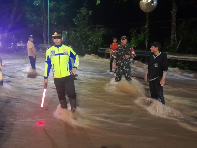 
					Hujan Deras 4 Jam Sebabkan Banjir di Jalan Raya Ijen Banyuwangi