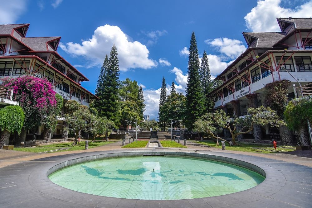 ITB membuka pendaftaran Seleksi Mandiri 2025 mulai 5 Mei–8 Juni. Cek syarat, jadwal, biaya kuliah, dan cara daftar untuk WNI dan WNA di sini!