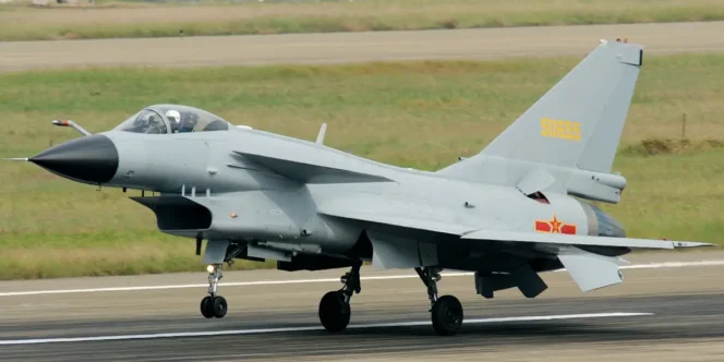 
					Jet tempur J-10 buatan China.