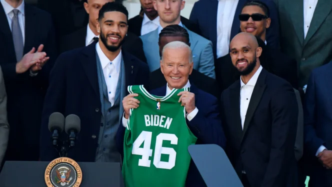 
					Joe Biden saat menyambut juara NBA 2024, Boston Celtics, di Gedung Putih tahun lalu.