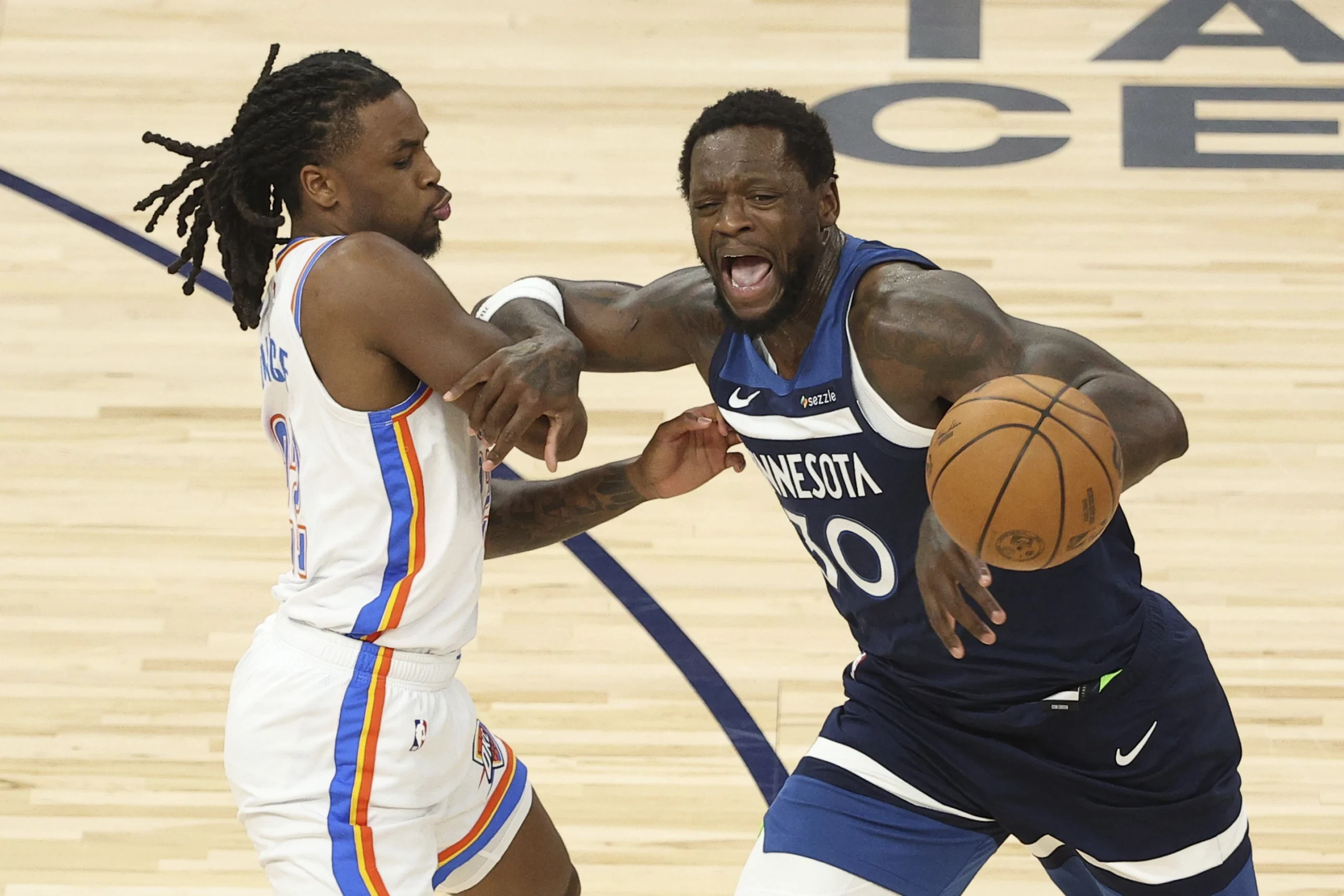 Forward Minnesota Timberwolves, Julius Randle (30), kehilangan bola saat berhadapan dengan guard Oklahoma City Thunder, Cason Wallace (22) pada game 3 Final Wilayah Barat Playoff NBA. Minggu pagi WIB, 25 Mei 2025.