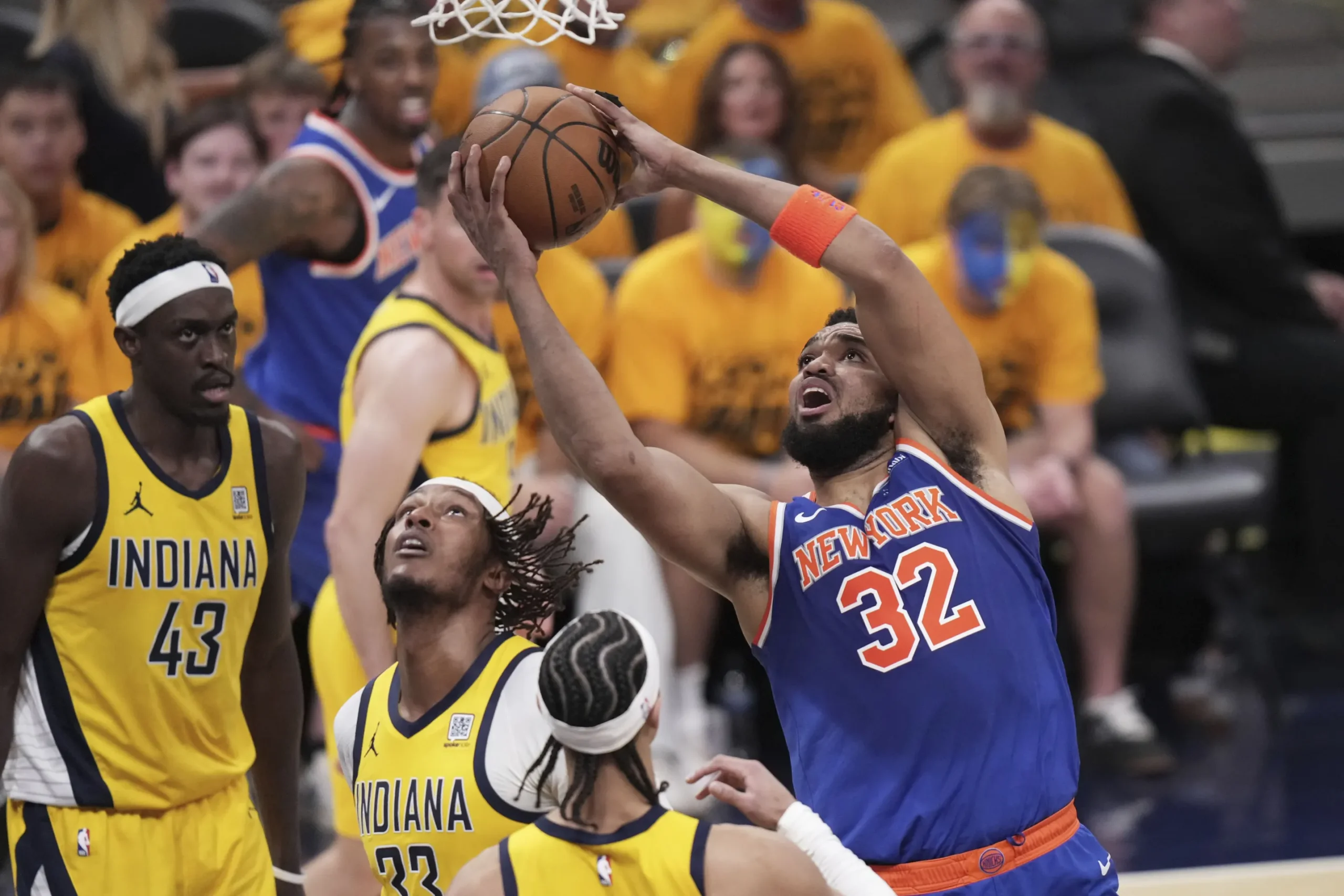 Center New York Knicks, Karl-Anthony Towns (32) tampil gemilang pada pertandingan melawan Indiana Pacers di game 3 Final Wilayah Timur Playoff NBA. Senin pagi WIB, 26 Mei 2025.
