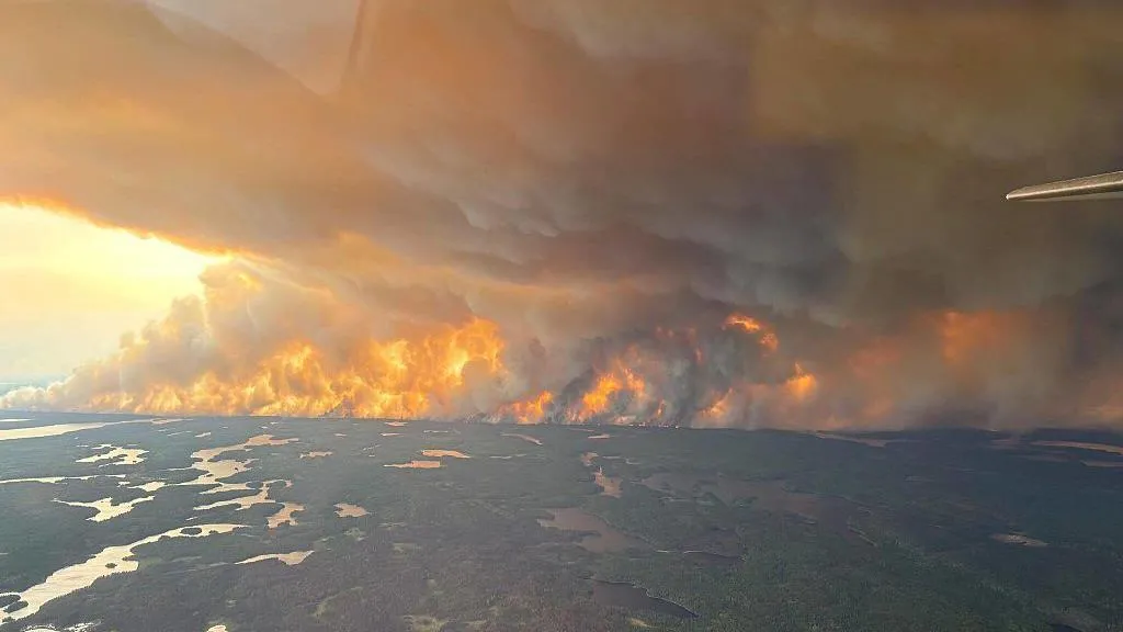 Kebakaran hutan di Kanada memaksa ribuan warga Manitoba dan Saskatchewan mengungsi. Asap menyebar hingga AS, kualitas udara memburuk.