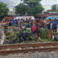 Empat tewas dan beberapa luka-luka akibat kecelakaan Kereta Api Malioboro Ekspres dengan tujuh kendaraan di perlintasan Magetan, Jawa Timur.