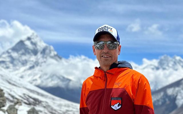 Pendaki asal Inggris, Kenton Cool, sukses mencapai puncak Gunung Everest untuk ke-19 kalinya. Pecahkan rekor pendaki non-Sherpa terbanyak.