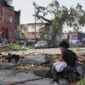 Badai dahsyat terjang Kentucky dan Missouri, tewaskan setidaknya 23 orang dan rusak ribuan rumah. Tim penyelamat terus cari korban.