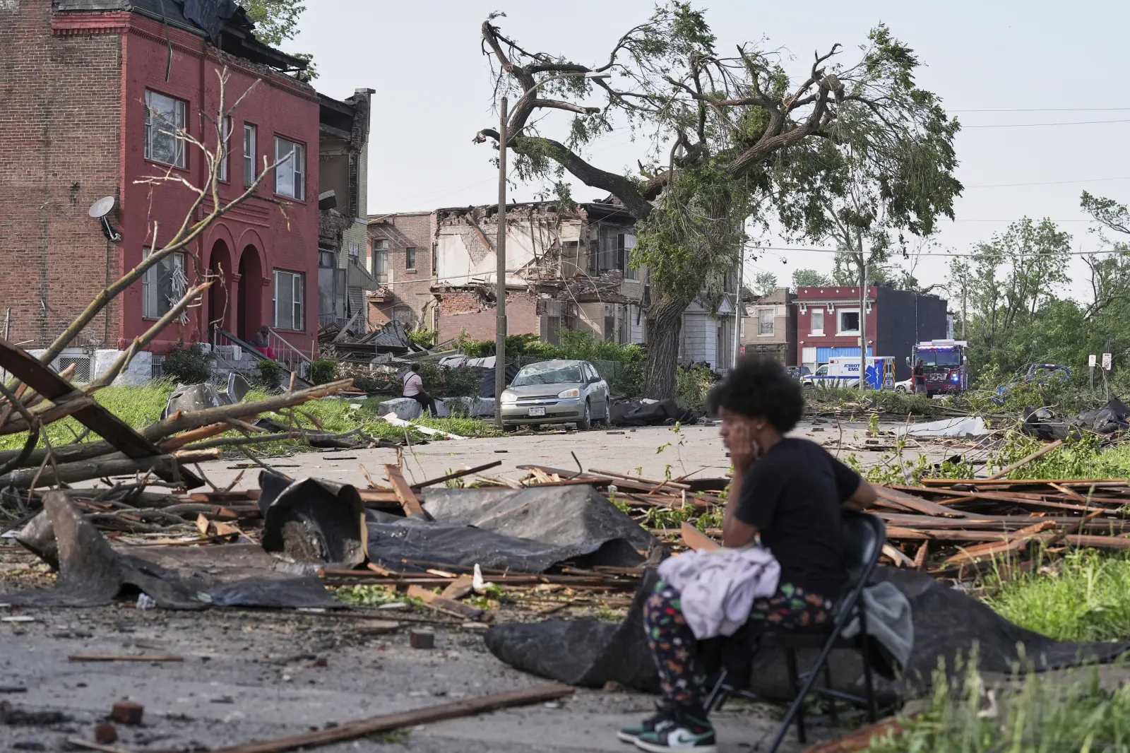 Badai dahsyat terjang Kentucky dan Missouri, tewaskan setidaknya 23 orang dan rusak ribuan rumah. Tim penyelamat terus cari korban.
