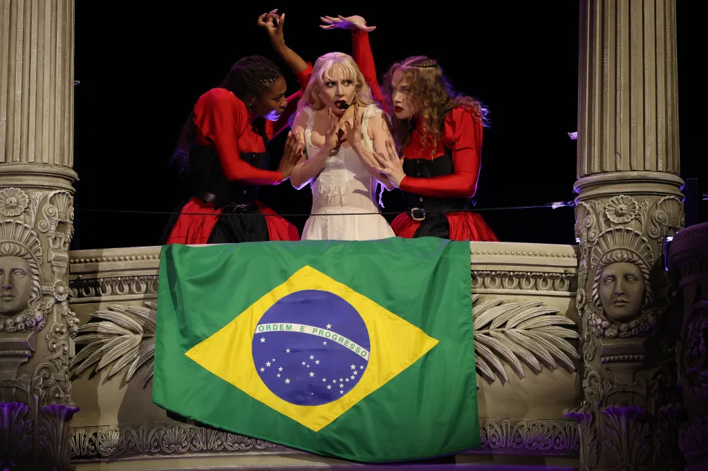 Dua orang ditangkap Kepolisian Brazil menyusul rencana mereka untuk meledakkan bom di acara konser Lady Gaga di Copacabana