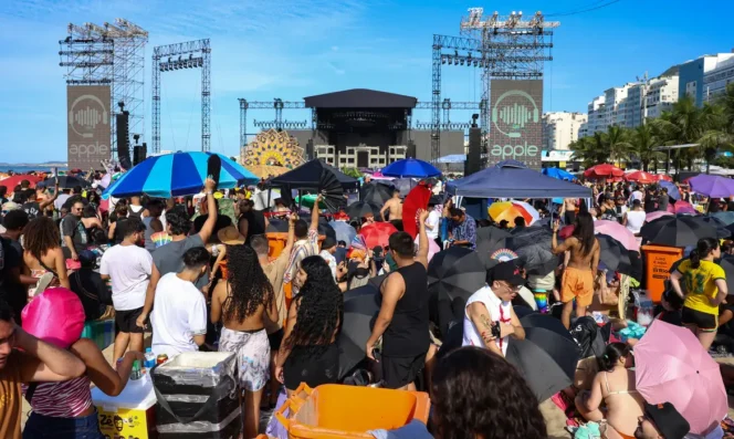 
					Penonton konser Lady Gaga di Copacabana sudah memadati lokasi sejak pagi.