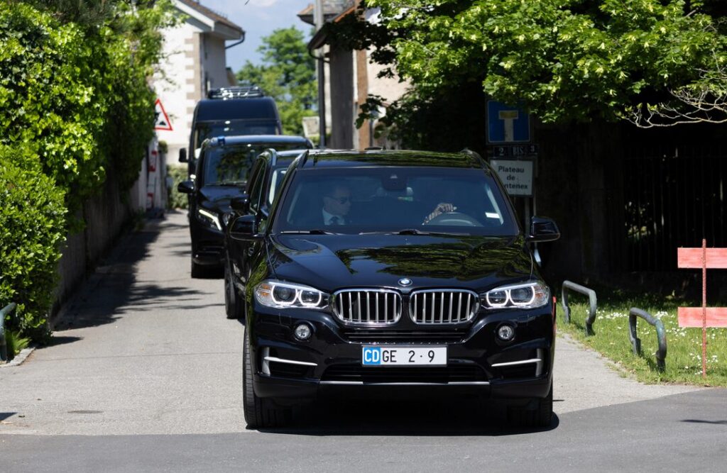 Mobil yang ditumpangi Menteri Keuangan AS tampak meninggalkan sebuah rumah tempat pertemuan antara delegasi Tiongkok dan AS di Jenewa, Swiss, pada 10 Mei 2025.