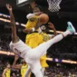 Momen ketika De'Andre Hunter (12) dari Cleveland Cavaliers terjatuh setelah tembakannya diblok oleh Bennedict Mathurin (00) dari Indiana Pacers di babak kedua