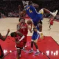 Guard Golden State Warriors, Moses Moody (4) melakukan dunk pada pertandingan Rockets vs Warriors gim kelima NBA 2025.