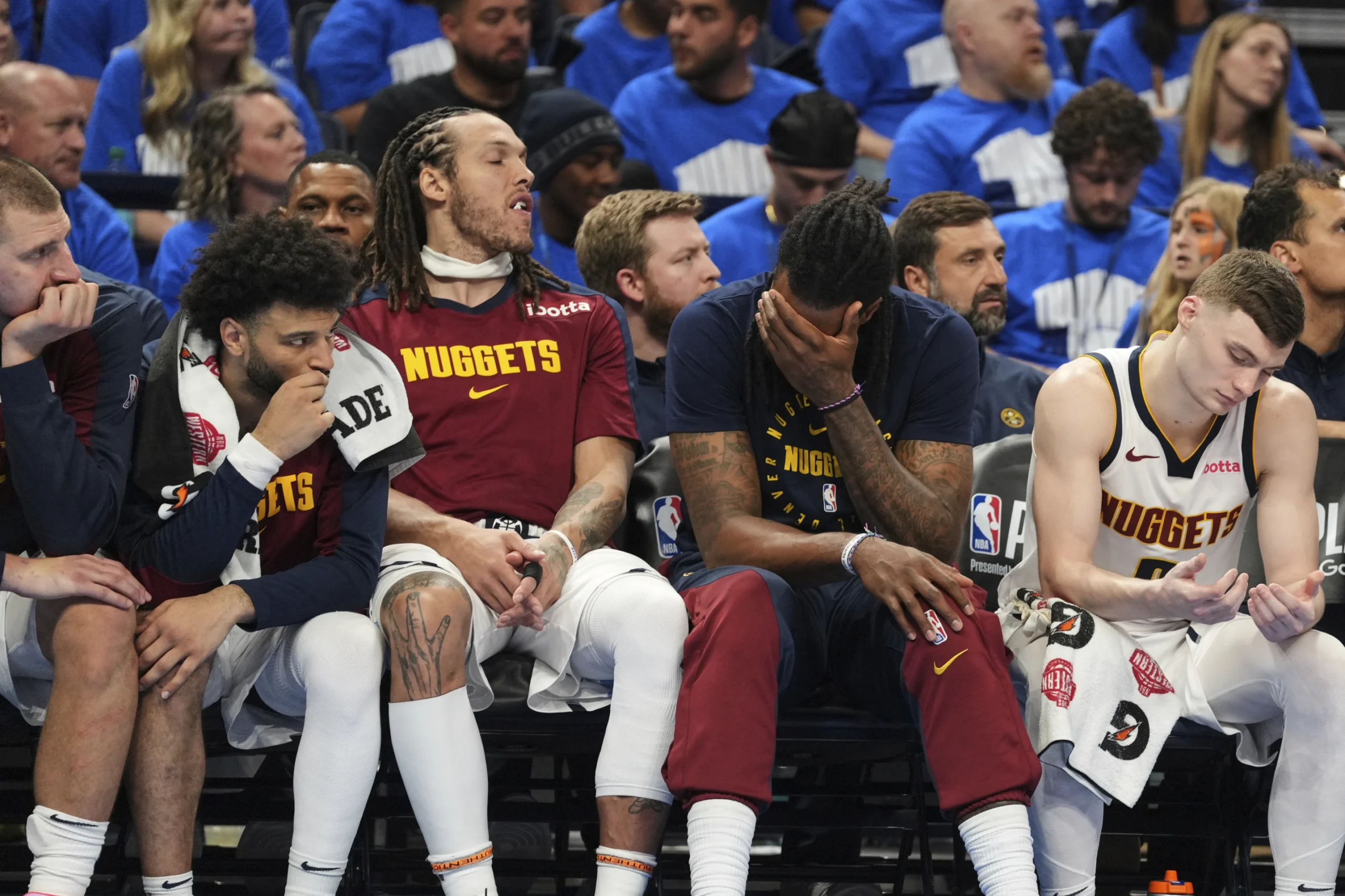 Nikola Jokic, Jamal Murray, Aaron Gordon, DeAndre Jordan dan Christian Braun duduk di bangku cadangan di akhir babak kedua pada pertandingan game 7 semifinal wilayah Barat Playoff NBA antara Denver Nuggets vs Oklahoma City Thunder. Oklahoma City, Senin 19 Mei 2025 dini hari WIB.