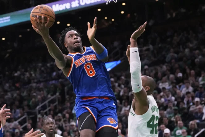 
					Forward New York Knicks, OG Anunoby (8) mencoba melewati center Boston Celtics, Al Horford (42) pada gim pertama semifinal Wilayah Timur NBA 2025.