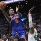 Forward New York Knicks, OG Anunoby (8) mencoba melewati center Boston Celtics, Al Horford (42) pada gim pertama semifinal Wilayah Timur NBA 2025.