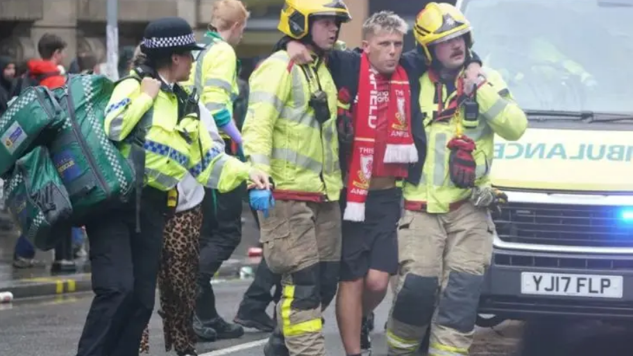 Mobil tabrak kerumunan parade juara Liverpool FC di Water Street. 27 terluka, 2 kritis. Polisi tangkap laki-laki berusia 53 tahun.