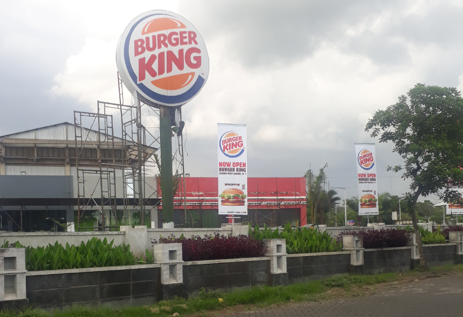 Pelanggan gugat Burger King karena merasa tertipu iklan yang tampak lebih besar daripada aslinya.