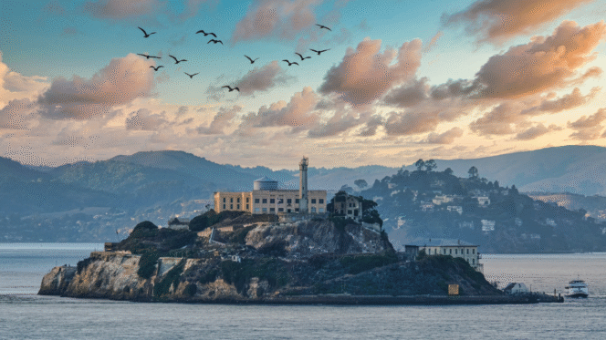 
					Trump Perintahkan Alcatraz Dibuka Kembali untuk Penjahat Kelas Kakap
