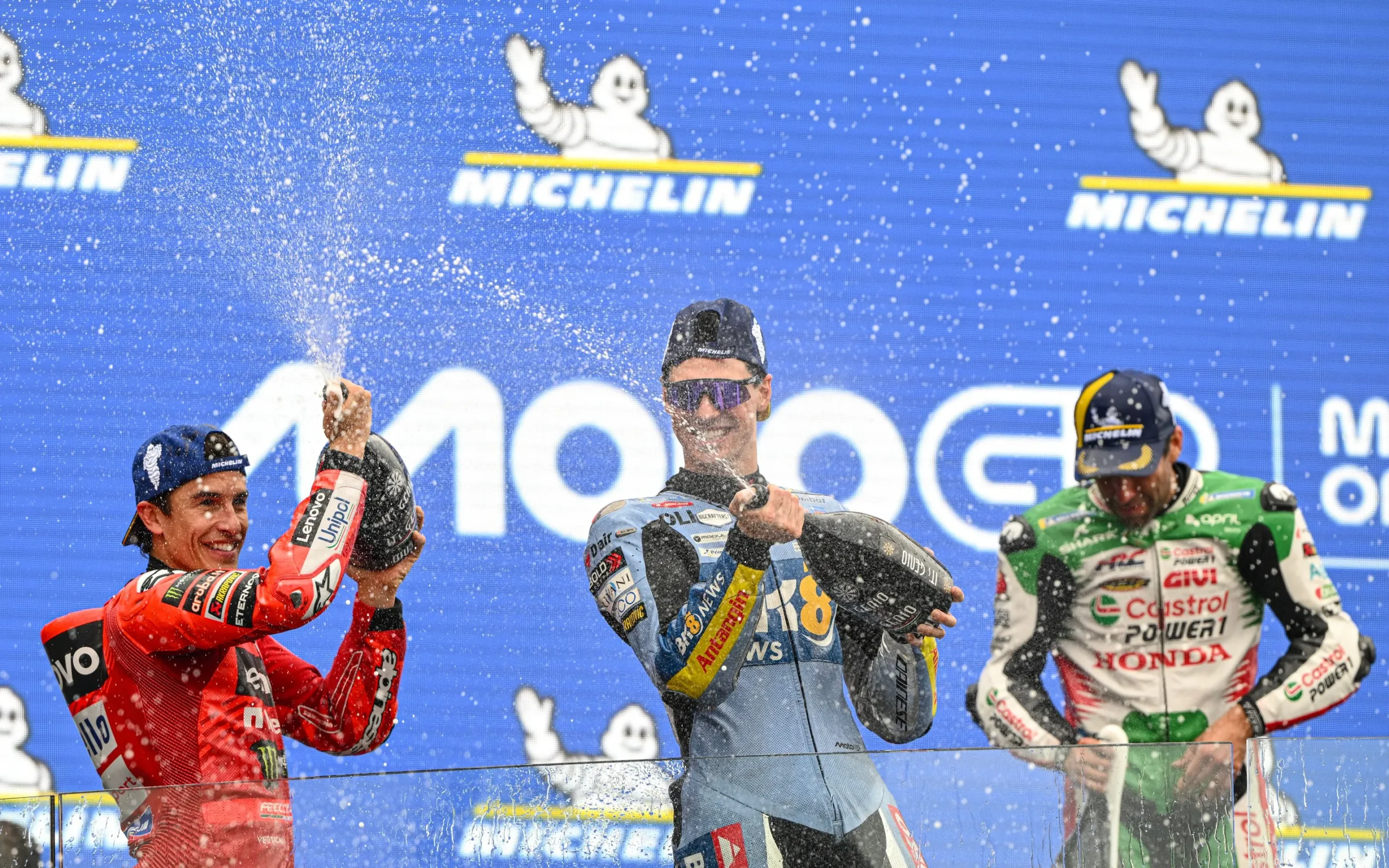 Podium MotoGP Prancis 2025. 1.	Johann Zarco di posisi pertama, Marc Marquez kedua, dan Fermin Aldeguer di posisi ketiga.