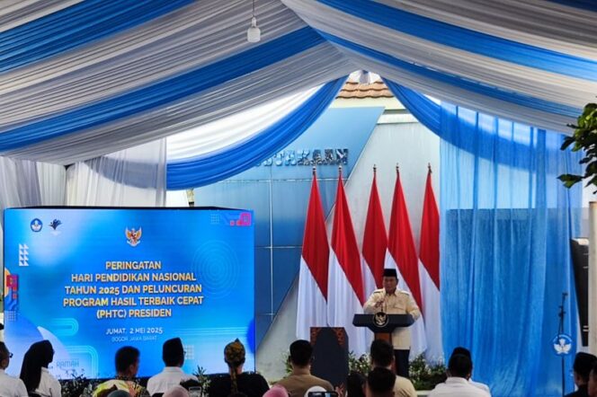 
					Presiden Prabowo saat Peringatan Hari Pendidikan Nasional di SDN Cimahpar 5, Kota Bogor.