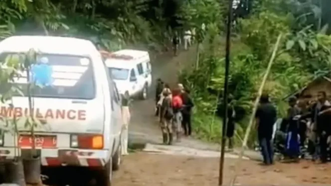 
					Proses evakuasi korban ledakan di Garut, 12 Mei 2025.