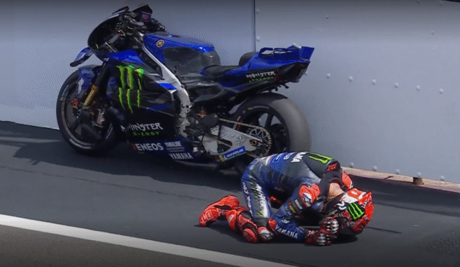 
					Fabio Quartararo yang terpaksa menepi meski sedang memimpin hampir 5 detik di depan.