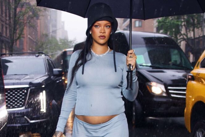 
					Rihanna Umumkan Hamil Anak Ketiga di Met Gala 2025