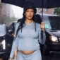 Rihanna hamil anak ketiga.