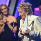 Rod Stewart raih Lifetime Achievement Award di AMAs 2025.