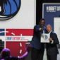 Rolando Blackman dari Dallas Mavericks (kiri), dan Deputi Komisioner NBA, Mark Tatum (kanan) ber-pose setelah Mavericks terpilih sebagai pemenang pertama NBA Draft Lottery di Chicago, Selasa WIB, 13 Mei 2025.