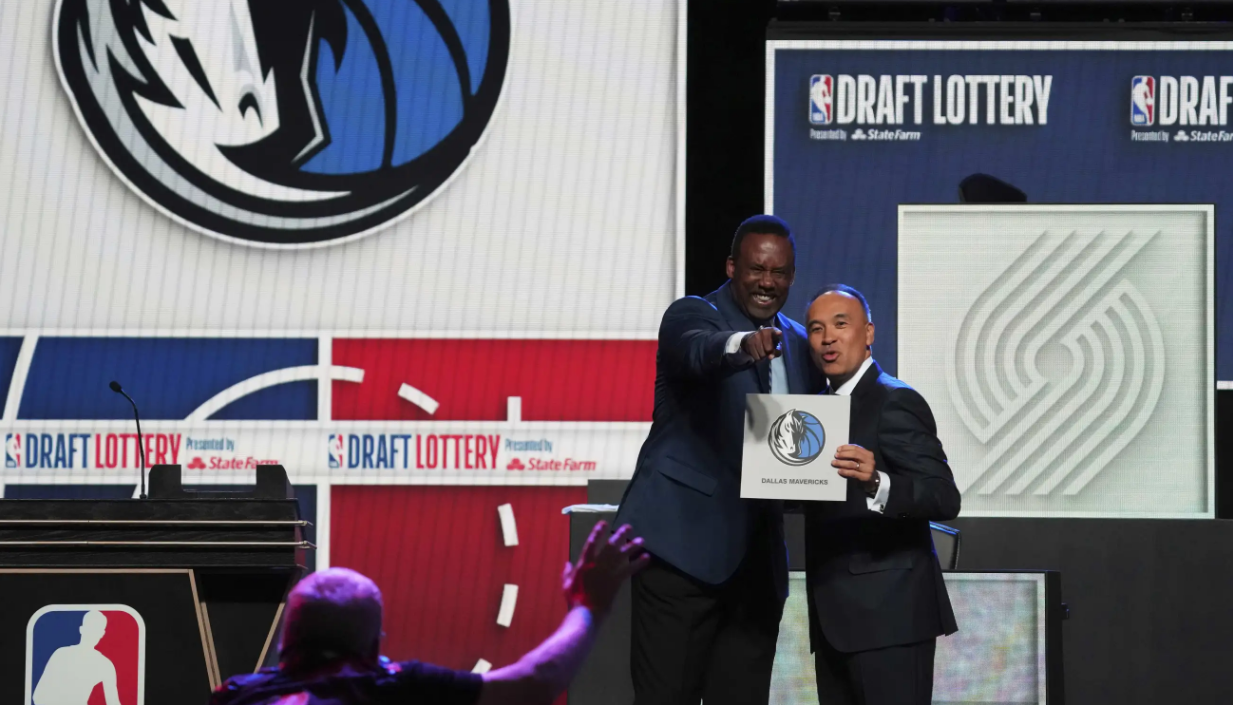 Rolando Blackman dari Dallas Mavericks (kiri), dan Deputi Komisioner NBA, Mark Tatum (kanan) ber-pose setelah Mavericks terpilih sebagai pemenang pertama NBA Draft Lottery di Chicago, Selasa WIB, 13 Mei 2025.