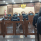 Penyelidik KPK menyebut tak ada bukti komunikasi langsung antara Hasto dan Harun Masiku terkait instruksi untuk kabur dari OTT KPK.