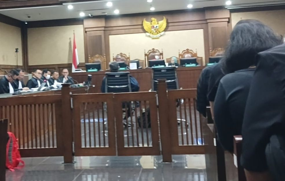 Penyelidik KPK menyebut tak ada bukti komunikasi langsung antara Hasto dan Harun Masiku terkait instruksi untuk kabur dari OTT KPK.