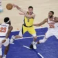 Guard Indiana Pacers, T.J. McConnell (9) mengumpan bola diantara center dan forward New York Knicks Mitchell Robinson (23) dan Mikal Bridges (25) pada game 2 Final Wilayah Timur Playoff NBA 2025. Sabtu pagi WIB, 24 Mei 2025.