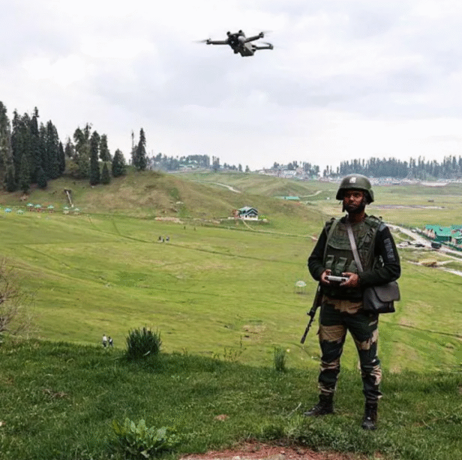 
					Tentara India sedang mengoperasikan drone pengintai.
