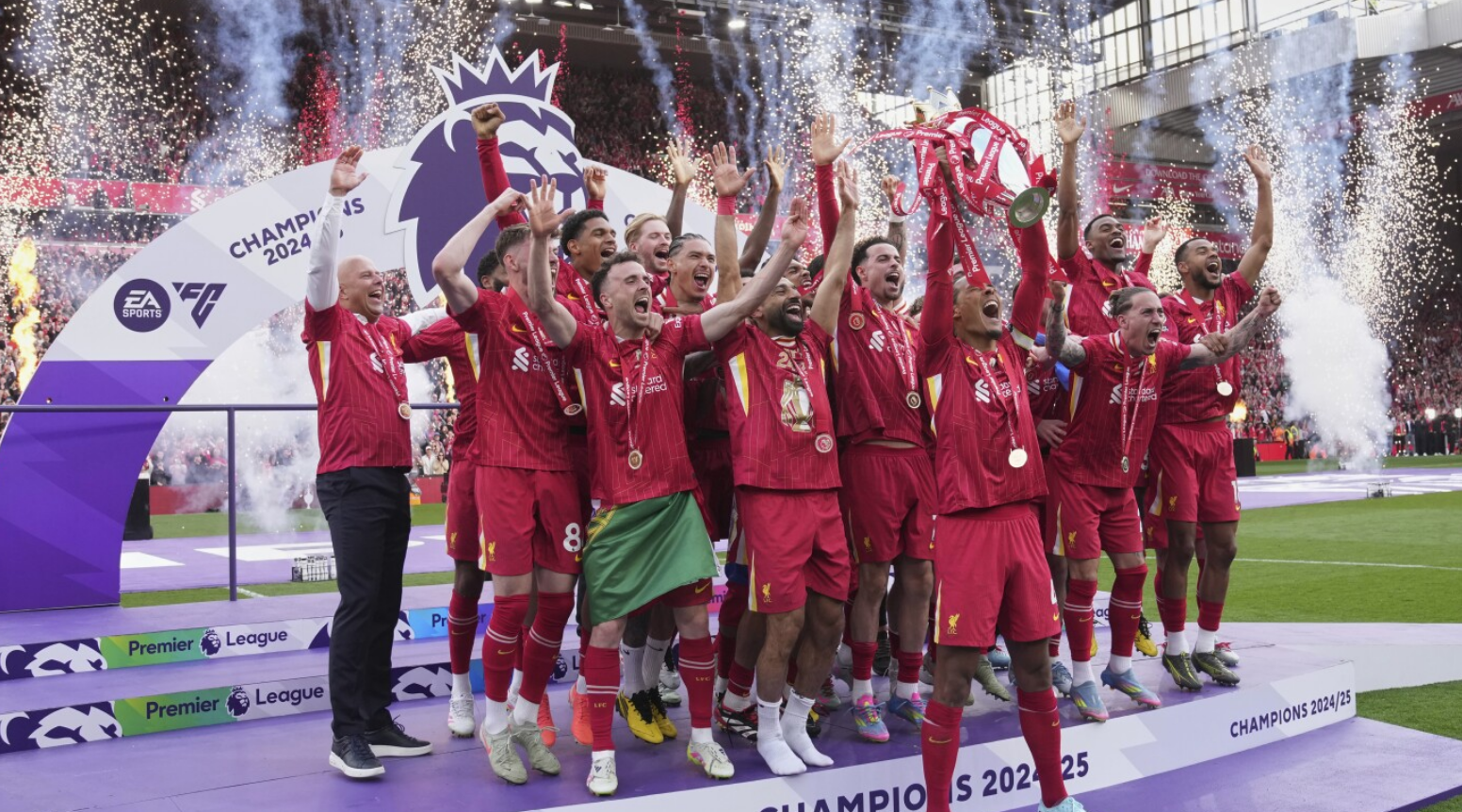 Liverpool resmi angkat trofi Premier League 2024/2025. Simak fakta menarik tentang trofi juara dan medali yang dibagikan.